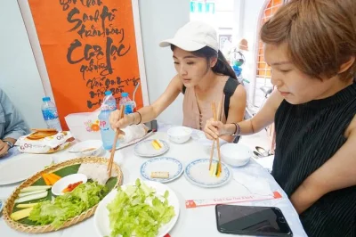 Explore as ruas antigas de hoi an com um guia local, prove 9 pratos típicos, jogue jogos folclóricos e solte lanternas no rio hoai — tudo em uma noite. inclui jantar e passeio de barco.