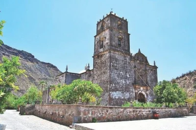 Descubre la historia de baja en una excursión a la misión san javier desde loreto. pasea por calles empedradas, disfruta comida local y viaja con guía. incluye almuerzo y transporte.