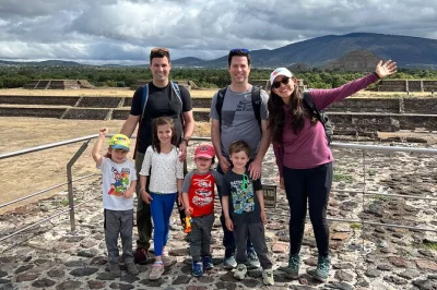 Evita las multitudes en teotihuacan con un tour privado por la mañana desde ciudad de méxico. descubre pirámides antiguas, murales y la calzada de los muertos con guía certificado. incluye traslad