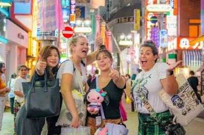 Vivez l’effervescence nocturne de shibuya — traversez le célèbre carrefour, partagez des plats dans une izakaya chaleureuse, sirotez des cocktails à miyashita park, et terminez en riant au kara