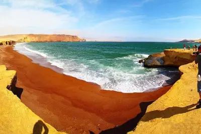 Paracas Nationalreservat: Felsformation Cathedral und türkisfarbener Strand