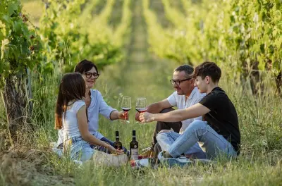 Pique-nique à Montalcino avec vin et panier gourmand toscan