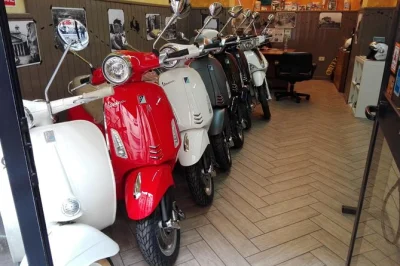 Sinta a energia de roma pilotando uma vespa 125cc por 24 horas, passando pelo coliseu e trastevere. capacetes, mapa, suporte local e suporte para celular inclusos.