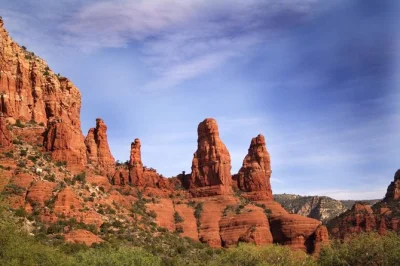 Siente el polvo rojo y el aire del cañón en un tour en jeep por sedona seven canyons. explora las tierras de dry creek, escucha historias de vaqueros y recorre con un guía local—agua y transporte