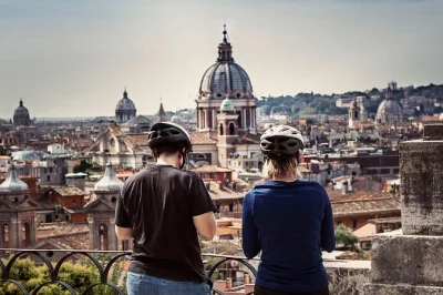 Explore as ruas icônicas de roma de e-bike cannondale, visite o coliseu, trastevere, fontana di trevi e desfrute de almoço com vinho em trattoria. capacete e guia inclusos.