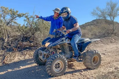 Vivi l’emozione della tua prima esperienza in atv a phoenix con un corso pratico, guida certificata e tutta l’attrezzatura di sicurezza inclusa. gruppi piccoli, terreno desertico autentico, prenot