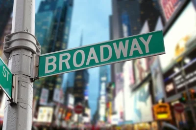 Descubre el corazón de broadway en el distrito de los teatros de nyc con un verdadero actor. escucha historias detrás del escenario, pasea por times square y conoce los teatros más icónicos de cer