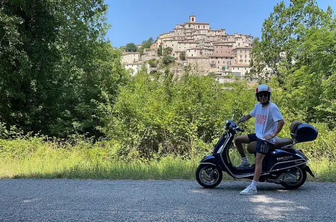 Vespa tra i castelli di Arcevia e i borghi medievali in 3 ore