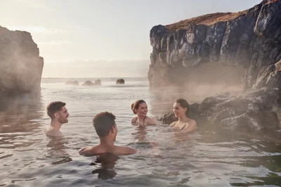 Découvrez la chaleur du sky lagoon près de reykjavík, profitez du rituel en 7 étapes et bénéficiez d’un transfert privé depuis votre hôtel pour une escapade spa sans souci.