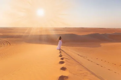 Abu dhabi wüste erleben: sandboarding, kamelreiten und bbq bei sonnenuntergang. inklusive abholung, guide und traditionellem beduinenlager.