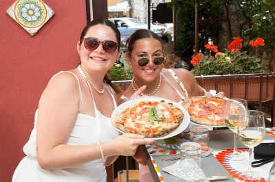 Taormina, aula prática de pizza italiana com chef local. aprenda a preparar, assar e saborear sua pizza com ingredientes frescos. reserve já!