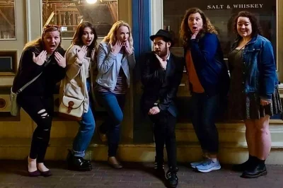 Esplora il gaslamp quarter di san diego con una guida esperta di true crime, ascolta storie inquietanti dell’epoca stingaree e visita una stanza d’hotel infestata. tour guidato incluso.