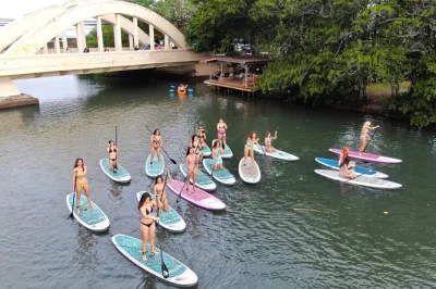 Découvrez la rivière anahulu à votre rythme depuis le seul accès privé de haleiwa, en paddle board ou kayak, avec douche chaude et matériel de qualité inclus.
