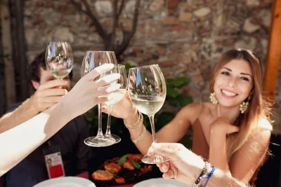 Explore o centro histórico de taormina com guia local, prove frutos do mar, pratos típicos, doces e vinhos em três paradas. opção em grupo pequeno disponível.