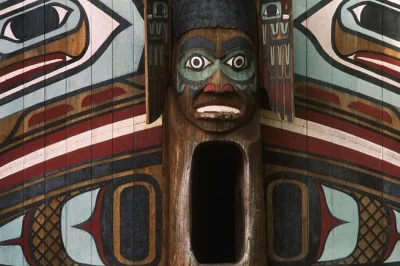 Explore a floresta tongass em ketchikan, descubra histórias no totem bight park e experimente um delicioso patê de salmão defumado. inclui transporte do porto e guia em grupo pequeno.