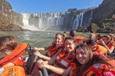 Vive la fuerza de las cataratas del iguazú desde el lado argentino: paseo en barco bajo la cortina de agua, recorrido en camión por la selva y tren hasta la garganta del diablo. incluye traslado.