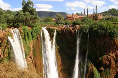 Découvrez les cascades d’ouzoud au maroc lors d’une visite guidée d’une journée depuis marrakech. transfert hôtel, balade en bateau et promenade près des chutes inclus. réservez vite votre
