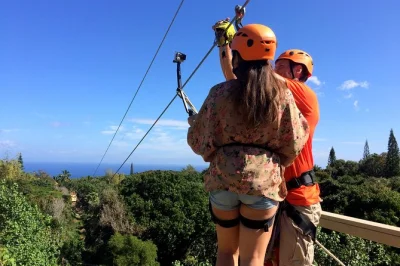 Sinta a emoção do zipline em maui pela floresta tropical com guias locais. equipamento, lanches, água e taxas inclusos—fácil para famílias e amigos.