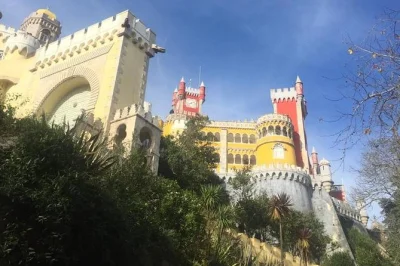 Descubra os palácios de sintra, caminhe pelas falésias do cabo da roca e explore as ruas históricas de cascais. transporte privado, entrada sem fila e guia local inclusos.