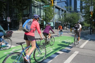 Descubre vancouver en bici durante 3 horas recorriendo stanley park y el centro, con arte indígena, historia urbana y vistas al seawall. incluye bici y guía.