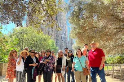 Scopri barcellona in un tour di gruppo ridotto—salta la fila alla sagrada familia e al park güell, passeggia nel quartiere gotico e approfitta del pickup in hotel per esplorare senza pensieri.