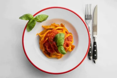 Aprenda a fazer fettuccine fresco, rechear ravioli e preparar tiramisu no coração de roma. aula prática com chef, refeição com vinho e receitas para levar para casa.