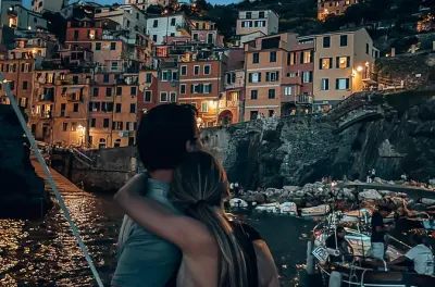 Coucher de soleil à Cinque Terre avec baignade en mer de Ligurie