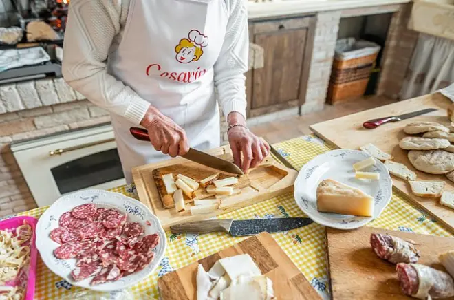 Quesería Parmigiano Reggiano y almuerzo en Gargallo, cerca de Módena