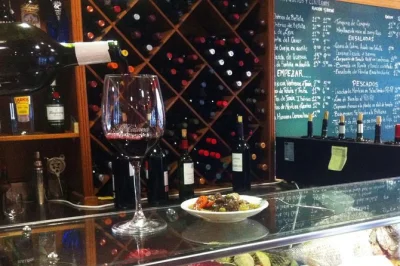 Découvrez le quartier est du retiro à madrid avec un guide local, dégustez tapas créatives et vins espagnols dans quatre gastrobars sélectionnés. groupes réduits, repas et boissons inclus.