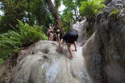 Vivi l’emozione della cascata appiccicosa di bua tong a chiang mai, arrampicati sulle rocce minerali, tuffati nelle piscine naturali e goditi il comodo pickup con autista locale.