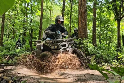 Vivi l’emozione a chiang mai con un’intera giornata tra la scalata della cascata sticky, giri in atv nella giungla e rafting sulle rapide—pranzo thailandese e guida locale inclusi.