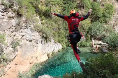 Canyoning río Verde : Sauts dans l'eau turquoise près de Grenade