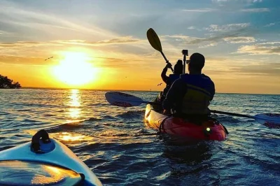 Disfruta el atardecer desde la torre de radio en cat ba, cena tradicional vietnamita en una casa flotante y navega en kayak entre plancton que brilla en la oscuridad. incluye guía y recogida en hotel