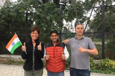 Vivez l’ambiance unique de la cérémonie de la frontière de wagah avec un guide privé, évitez les files d’attente et profitez des meilleurs points de vue. transfert hôtel inclus.