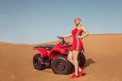 Erlebe die spannung der lahbab-wüste in dubai mit quadfahren, dünenfahrten, kamelreiten und live-unterhaltung. inklusive abholung, abendessen und lokalem guide für einen unvergesslichen abend.