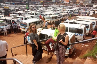 Descubre kampala a pie entre mercados vibrantes, la mezquita nacional y sus calles llenas de vida. incluye agua, historias locales y guía experto.