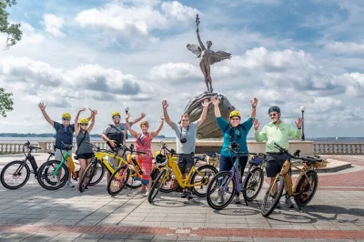 Erlebe jacksonville auf einer geführten e-bike-tour durch riverside, avondale & san marco. Überquere den st johns river und entdecke lokale kunst auf individuell gestalteten bikes. inklusive wasser 