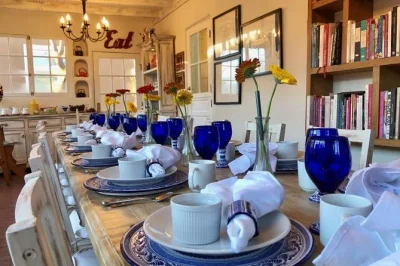 Starte deinen morgen in santa fe mit einem von carolina, le cordon bleu ausgebildeten chef, zubereiteten brunch im garten oder an einem gemütlichen gemeinschaftstisch. inklusive 3-gänge-menü und re