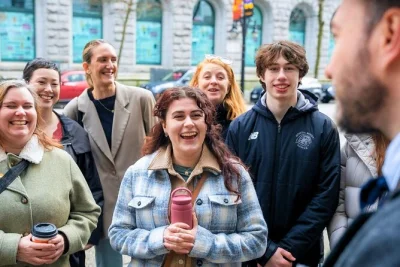Découvrez vancouver à travers ses bâtiments historiques, savourez des pâtisseries d’exception et écoutez des récits croustillants—avec accès privé au marine building et douceurs incluses.