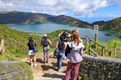 Siente el calor volcánico de furnas, prueba la piña y el té de azores, pasea por playas de arena negra y relájate en aguas termales—incluye transporte y guía local.