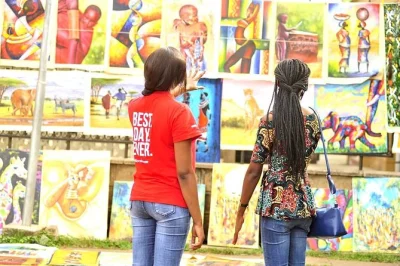 Découvrez nairobi à pied, visitez uhuru park, le mausolée kenyatta, le mémorial du 7 août, et savourez un vrai déjeuner kenyan. guide local inclus.