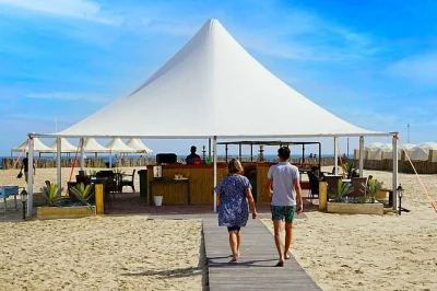 Vivi l'emozione del dune bashing, assapora un bbq nel deserto e rilassati al mare interno in questo safari in qatar con guida privata, pick-up in hotel e buffet al campo inclusi.