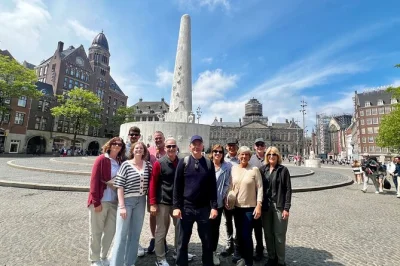 Scopri amsterdam con un piccolo gruppo e una guida amichevole. esplora jordaan, giardini nascosti, case sui canali e fai una pausa in un accogliente caffè lungo il percorso.