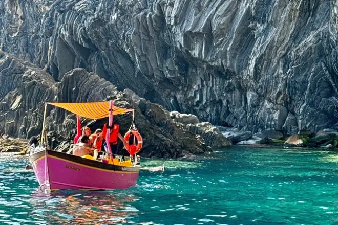 Cinque Terre en bateau avec baignade et snorkeling : Hyena rose