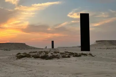 Zekreet 4x4: Scultura di Richard Serra e relax in spiaggia