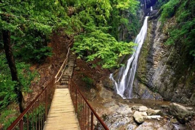 Descubra as cachoeiras de gabala, visite a mesquita juma em shamakhi e relaxe às margens do lago nohur. inclui traslado, guia bilíngue e entradas.
