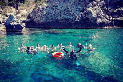 Esplora le baie di taormina e isola bella, scopri la vita marina mediterranea e rilassati con tutta l’attrezzatura snorkeling inclusa. prenota un’avventura di mezza giornata da giardini naxos.