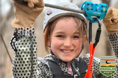 Lake of the ozarks zipline-abenteuer mit 8 linien, wackeliger hängebrücke und lockeren guides. inklusive ausrüstung, wasserflasche und kleinen gruppen.