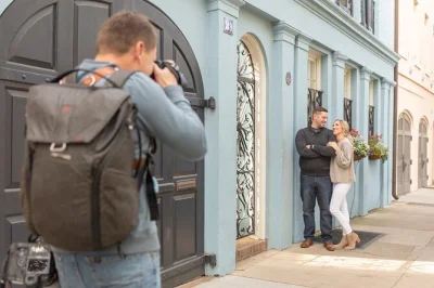 Disfruta tu viaje a charleston con una sesión de fotos privada en rainbow row, the battery y waterfront park. fotos profesionales, guía amable y lugares flexibles incluidos.