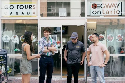 Erlebe den toronto distillery district bei einer geführten tour mit spannenden geschichten, historischen backsteinwegen und fotostopps – ideal für kleine gruppen.